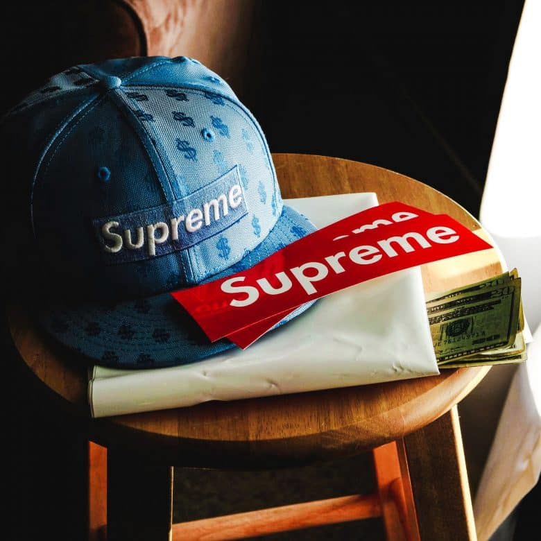 Øverste baseball cap. Supreme klistremerker. Penger.